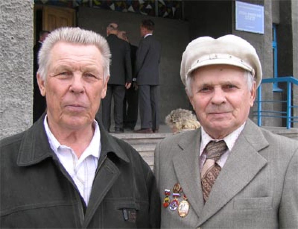 Барнаульские ветераны затеяли полемику вокруг третьего срока и
преемника Путина: "Раньше был колхоз "Путь Ленина", а теперь
"Лень Путина"!