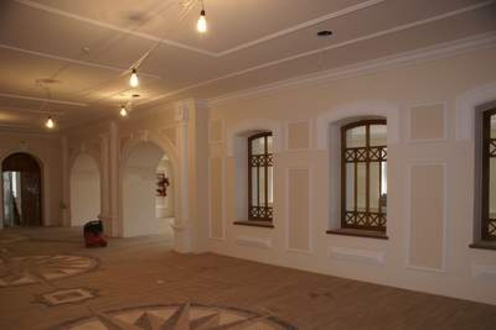 Теперь в фойе филармонии Алтайского края уложен мозаичный
паркет, а потолок отделан лепниной, выполненной по эскизам начала
XX века.