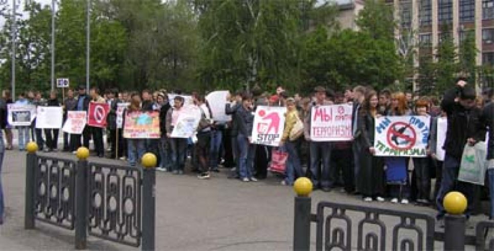 Студенты Алтайского технического университета протестовали
против терроризма, экстремизма и фашизма - не зная, что это такое.
