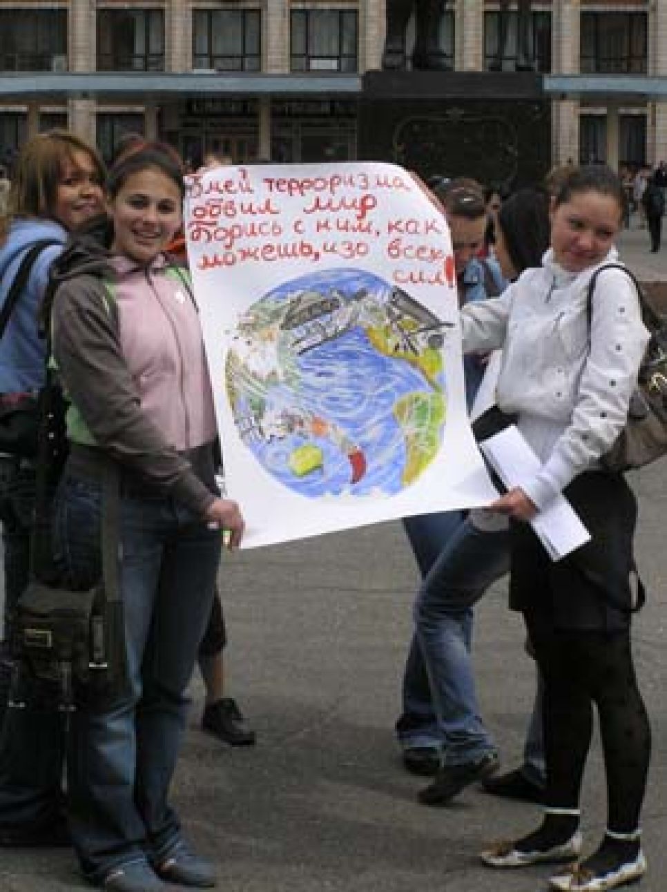 Студенты Алтайского технического университета протестовали
против терроризма, экстремизма и фашизма - не зная, что это такое.