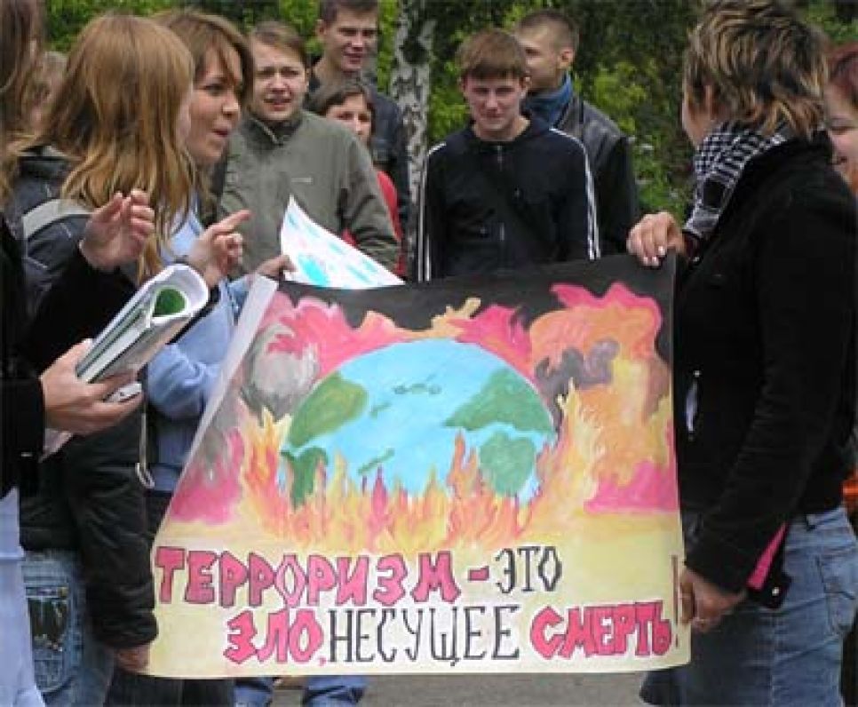 Студенты Алтайского технического университета протестовали
против терроризма, экстремизма и фашизма - не зная, что это такое.