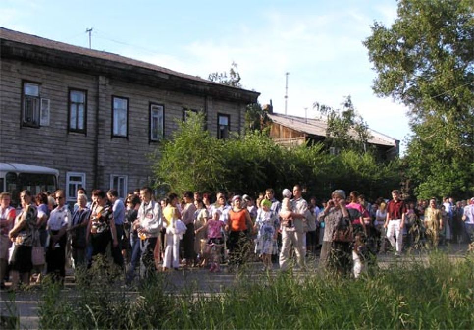 Сегодня мощи св.Луки покинули Барнаул. Около 70 тысяч верующих
смогли преклониться перед православной святыней. Фоторепортаж.