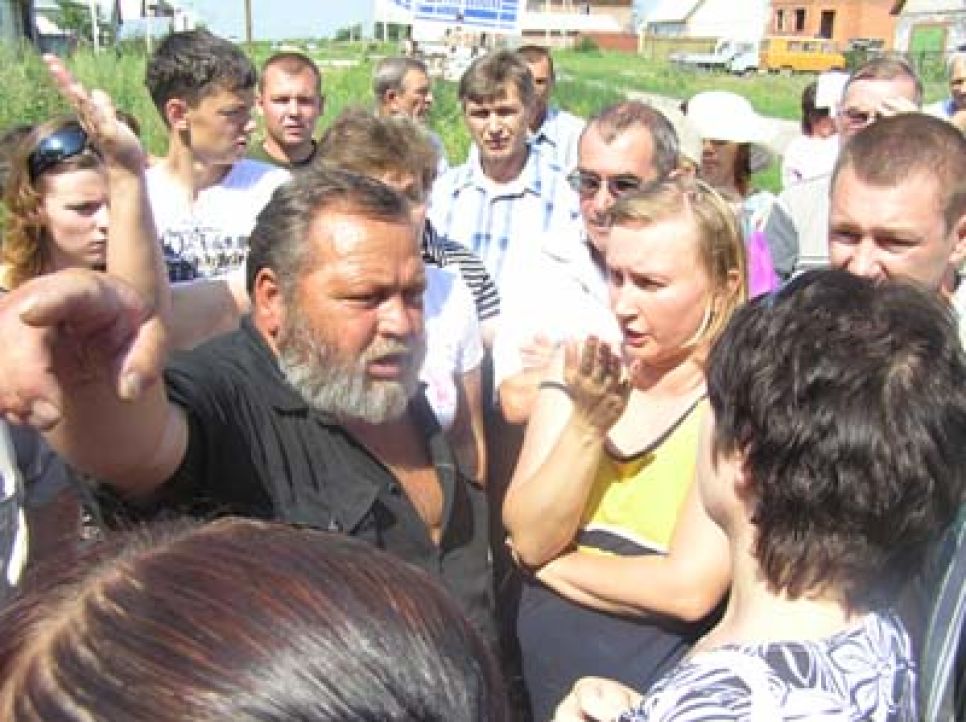 "Идите уже, пока вас тут не побили": в Барнауле продолжается
противостояние вокруг рощи на Солнечной поляне - депутат Абрамова
спасает рощу от застройки, а застройщика от разъяренных горожан.