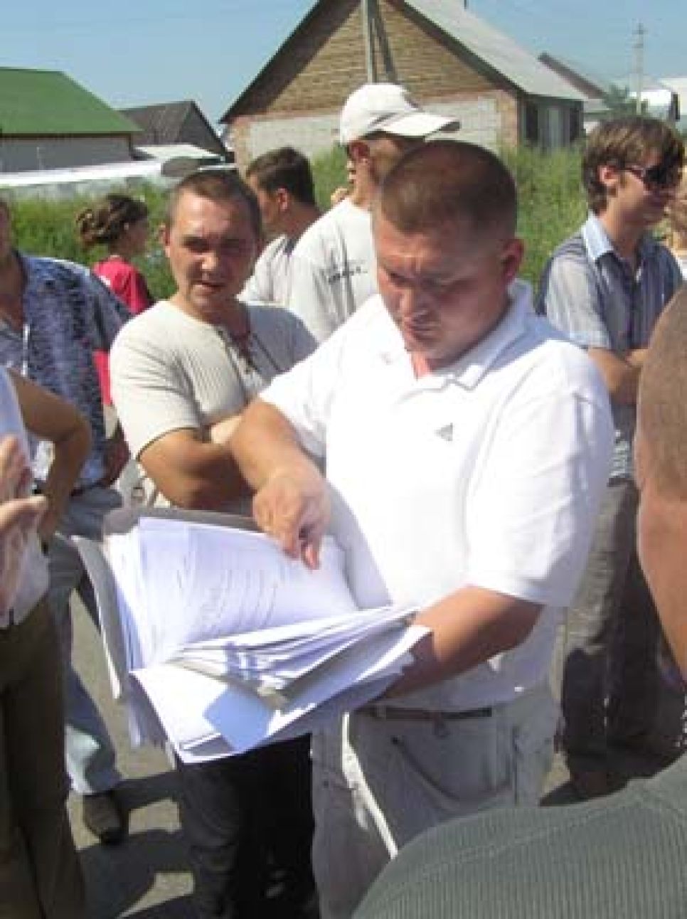 "Идите уже, пока вас тут не побили": в Барнауле продолжается
противостояние вокруг рощи на Солнечной поляне - депутат Абрамова
спасает рощу от застройки, а застройщика от разъяренных горожан.