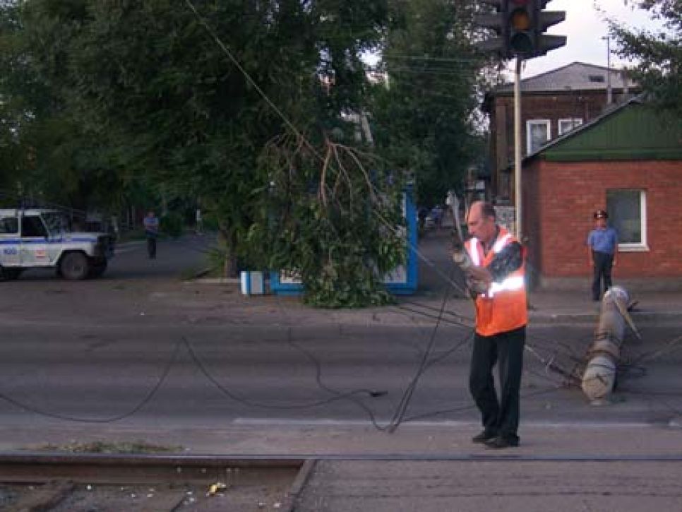 "Не вписался": негабаритный груз стал
причиной мега-аварии в центре Барнаула.