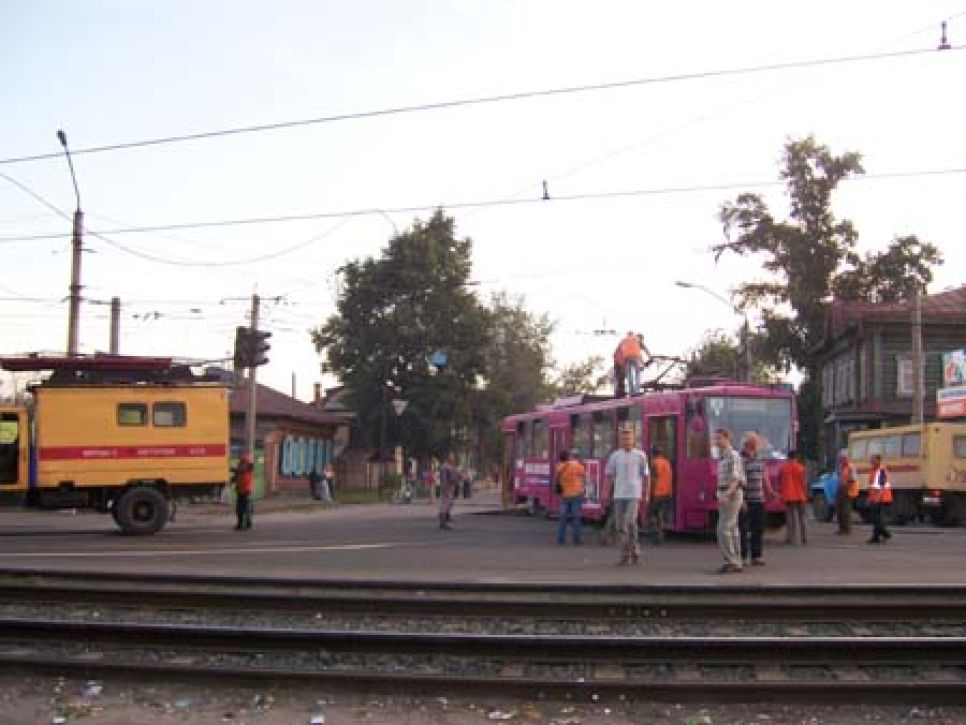 "Не вписался": негабаритный груз стал
причиной мега-аварии в центре Барнаула.