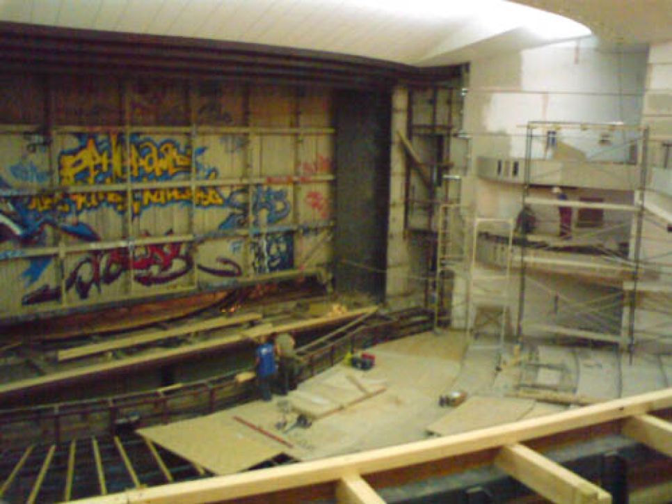 После реконструкции в Алтайском краевом театре драмы появится
компьютерная система управления сценой, система кондиционирования
и оперная акустика.