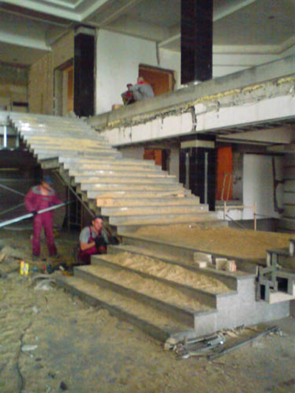 После реконструкции в Алтайском краевом театре драмы появится
компьютерная система управления сценой, система кондиционирования
и оперная акустика.