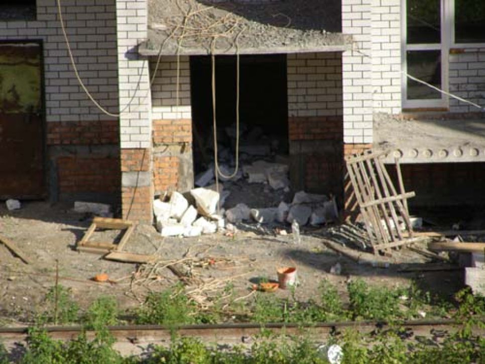 В Барнауле с высоты 10-го этажа упал промышленный альпинист.
Фоторепортаж.