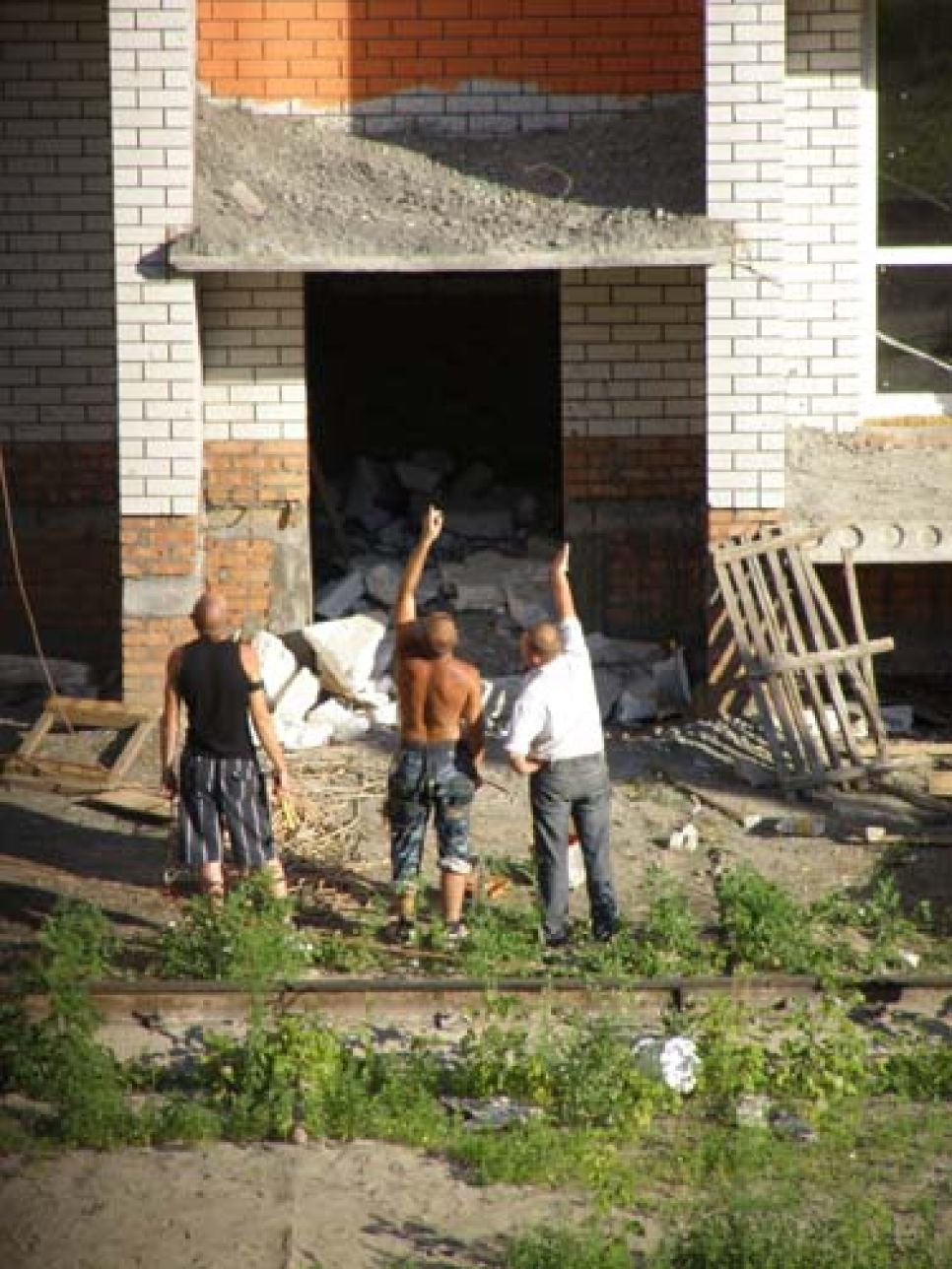 В Барнауле с высоты 10-го этажа упал промышленный альпинист.
Фоторепортаж.