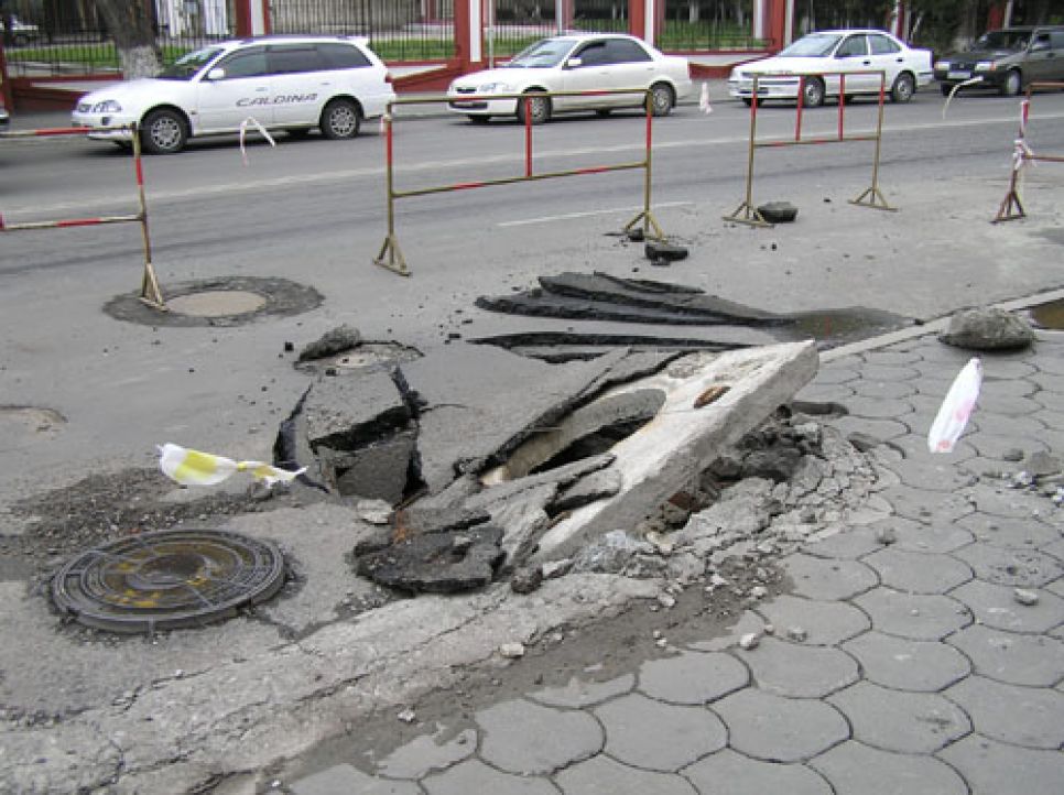 Из-за аварии, произошедшей во время опрессовки тепловых сетей,
в Барнауле поврежден автомобиль и тротуар.