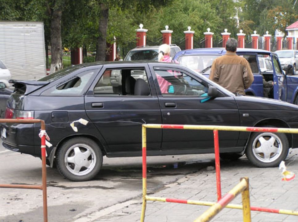 Из-за аварии, произошедшей во время опрессовки тепловых сетей,
в Барнауле поврежден автомобиль и тротуар.