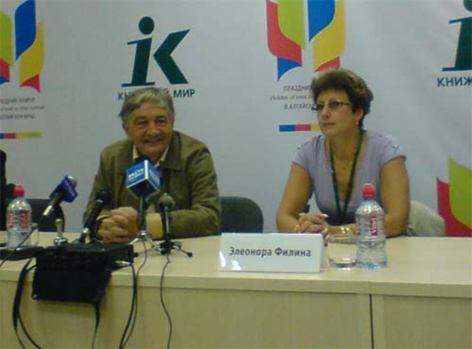 Детский писатель Эдуард Успенский о своем членстве в партии
"Гражданская сила": Они обещали мне в обмен на помощь детское
телевидение. Теперь оно создано... а меня там нет!