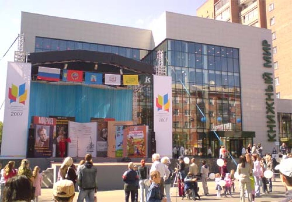 Детский писатель Эдуард Успенский о своем членстве в партии
"Гражданская сила": Они обещали мне в обмен на помощь детское
телевидение. Теперь оно создано... а меня там нет!