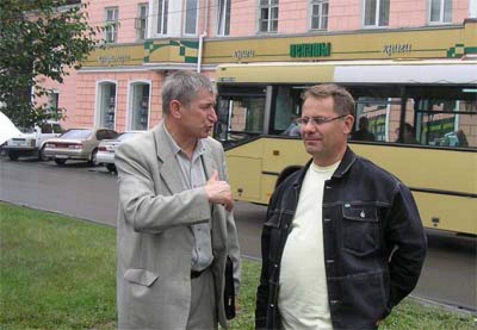 Праздничное шествие барнаульских "правых", посвященное Дню
российского флага, несмотря на противодействие властей, прошло
без эксцессов.