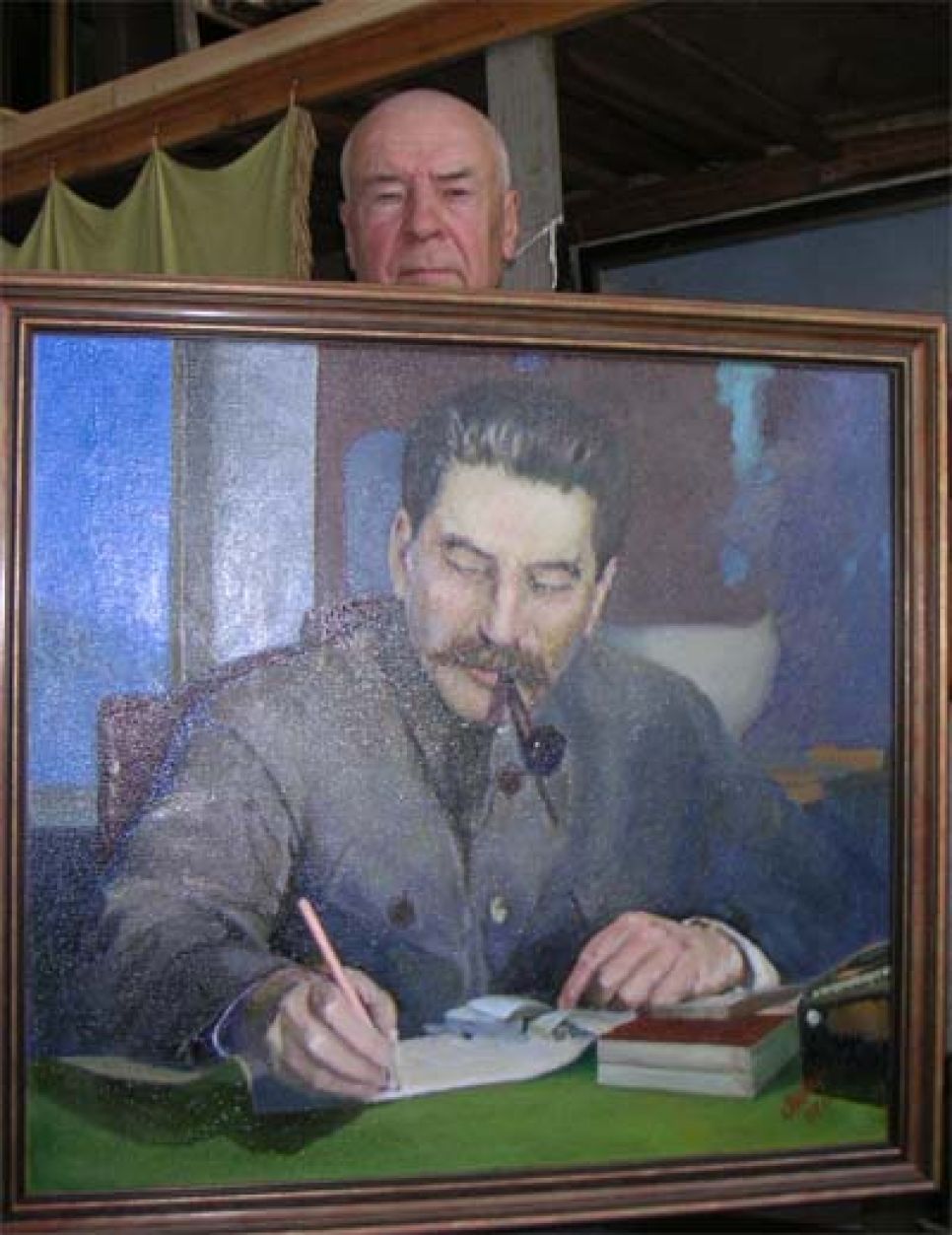 Барнаульский художник написал картину "Сталин в рабочем
кабинете...".