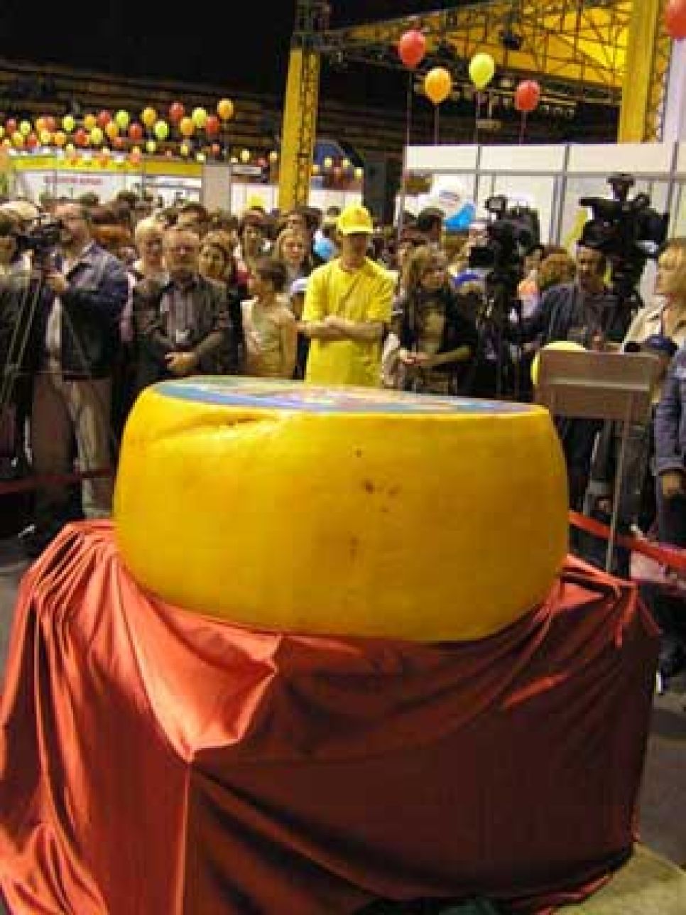 Попадут ли сыроделы Алтайского края в "Книгу рекордов
Гиннеса-2007", станет известно еще до думских выборов. (Фоторепортаж).