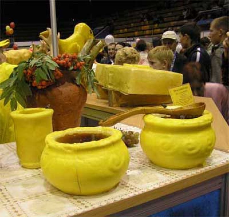 Попадут ли сыроделы Алтайского края в "Книгу рекордов
Гиннеса-2007", станет известно еще до думских выборов. (Фоторепортаж).