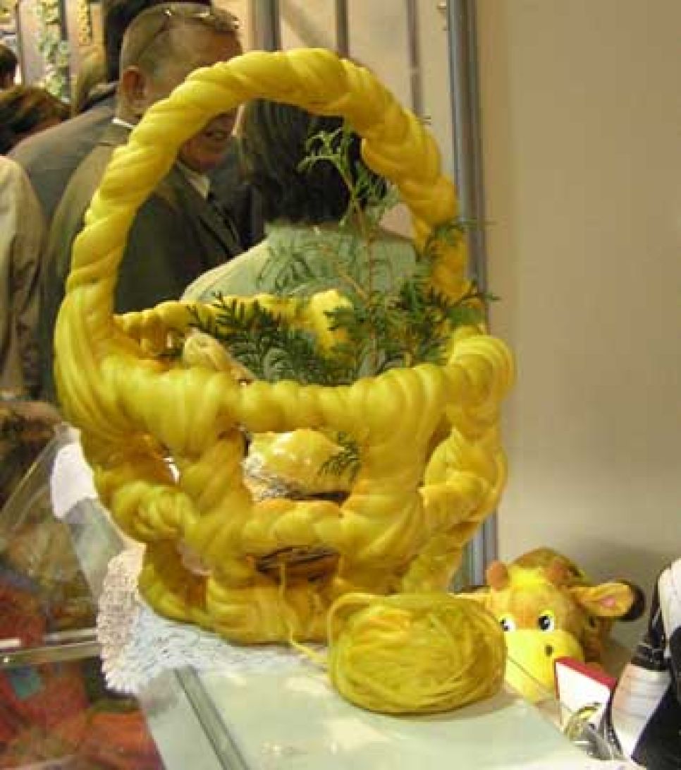 Попадут ли сыроделы Алтайского края в "Книгу рекордов
Гиннеса-2007", станет известно еще до думских выборов. (Фоторепортаж).