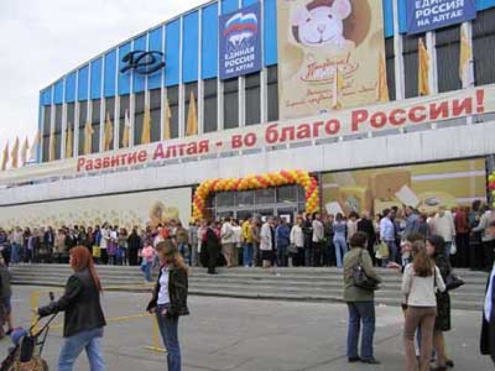 Попадут ли сыроделы Алтайского края в "Книгу рекордов
Гиннеса-2007", станет известно еще до думских выборов. (Фоторепортаж).