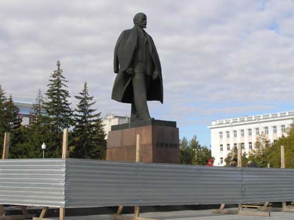 Центральная площадь Барнаула вновь закрыта
для публичных акций - губернатор взялся ремонтировать памятник
Ленину.