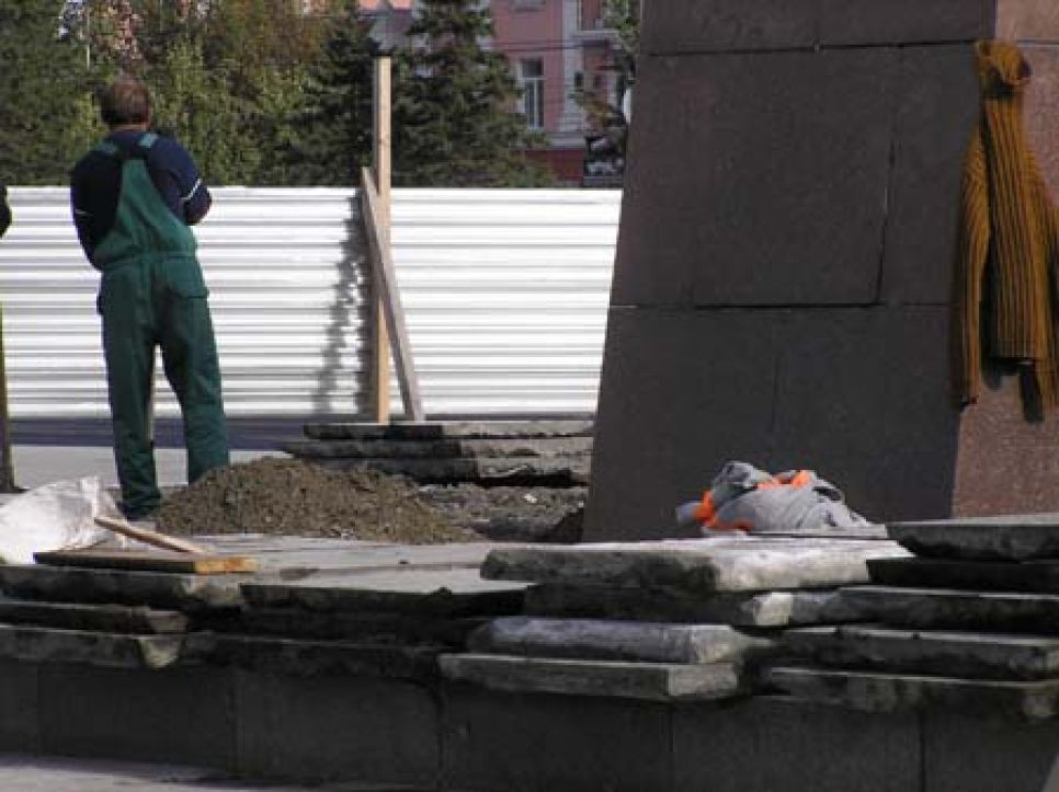 Центральная площадь Барнаула вновь закрыта
для публичных акций - губернатор взялся ремонтировать памятник
Ленину.