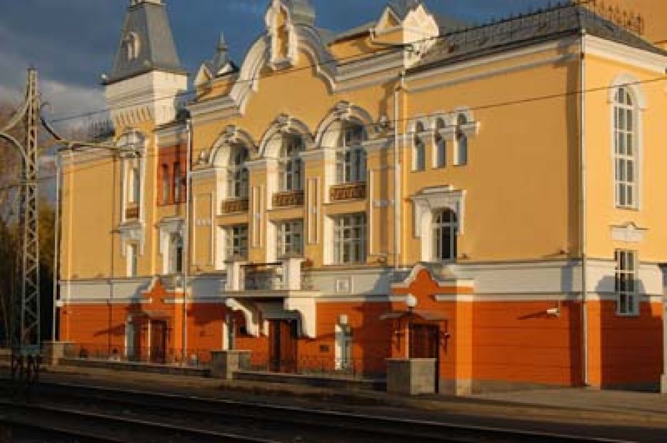 После продолжавшейся в течение 7 лет реконструкции состоялось
официальное открытие филармонии Алтайского края.