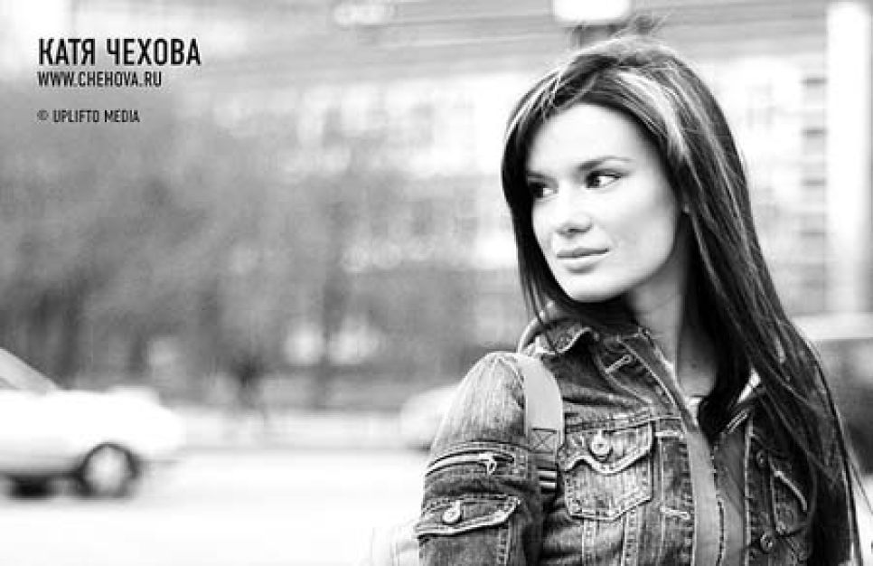 Молодогвардейцы в Горно-Алтайске, слившись
с чиновниками, своими телами поздравили с днем рождения
президента Путина, изобразив российский триколор.
