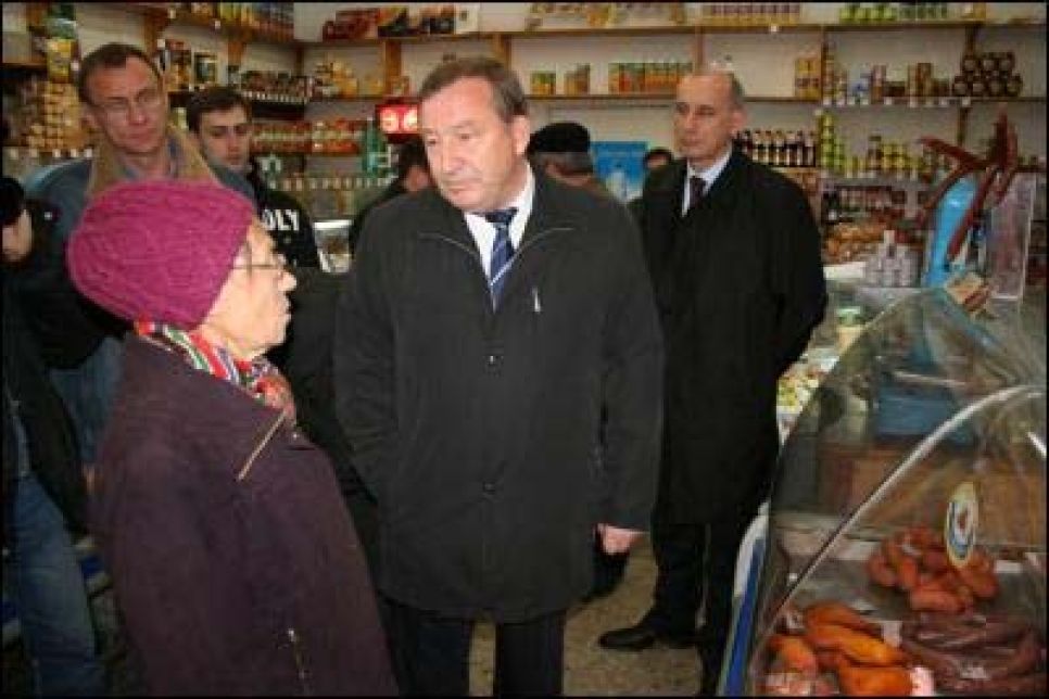 Губернатор Алтайского края пообещал вскоре
принять документ о сдерживании цен - спустя месяц после
возникновения на Алтае кризисного роста стоимости продуктов
питания.