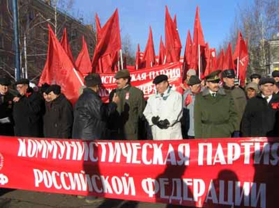 Во время митинга, посвященного годовщине Октябрьской
революции, алтайские коммунисты раскритиковали "единороссов" и их
идею "новой истории" Алтая.