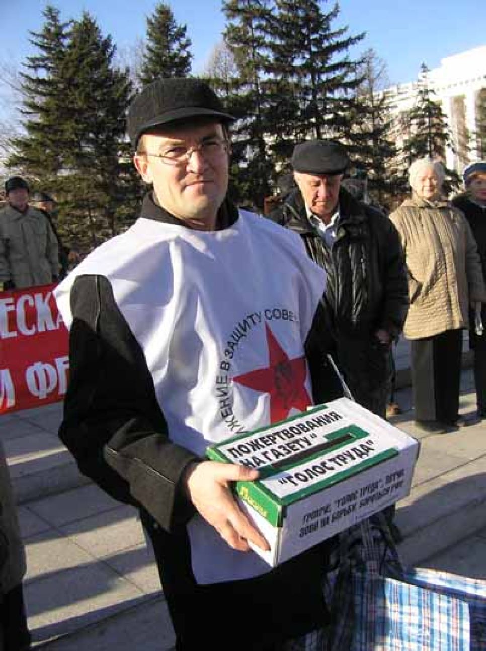 Во время митинга, посвященного годовщине Октябрьской
революции, алтайские коммунисты раскритиковали "единороссов" и их
идею "новой истории" Алтая.