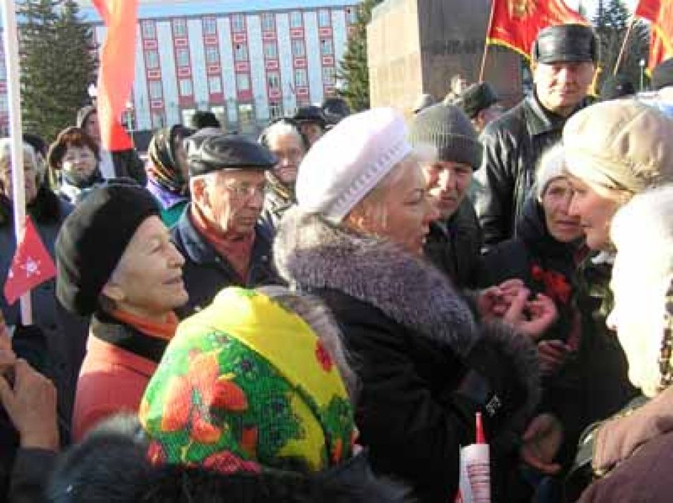 Во время митинга, посвященного годовщине Октябрьской
революции, алтайские коммунисты раскритиковали "единороссов" и их
идею "новой истории" Алтая.