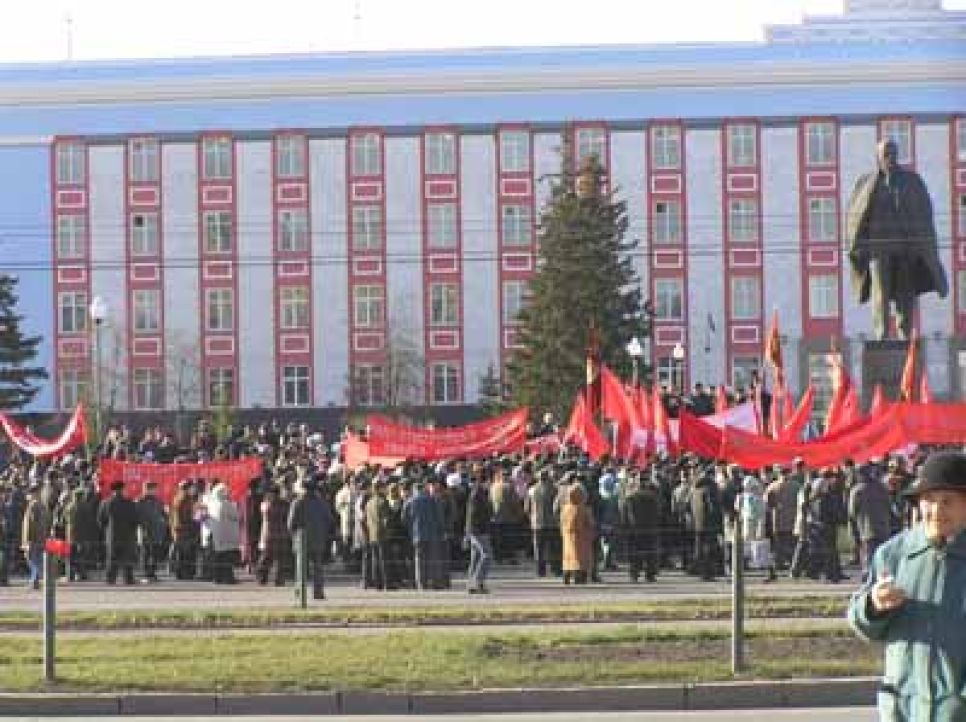 Во время митинга, посвященного годовщине Октябрьской
революции, алтайские коммунисты раскритиковали "единороссов" и их
идею "новой истории" Алтая.