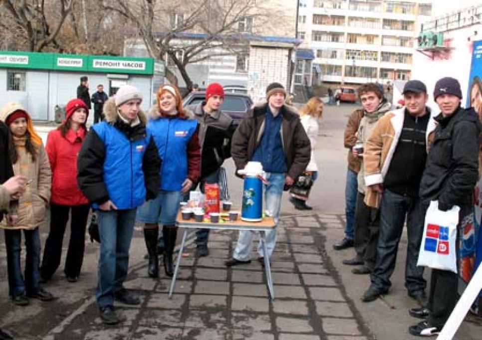 "Молодая гвардия Единой России" устроила
публичное глумление над портретами оппозиционеров у дверей
ветеранского киноклуба, за нападение на который недавно осудили
двоих ее активистов.
