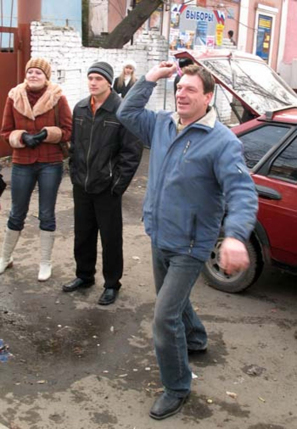 "Молодая гвардия Единой России" устроила
публичное глумление над портретами оппозиционеров у дверей
ветеранского киноклуба, за нападение на который недавно осудили
двоих ее активистов.