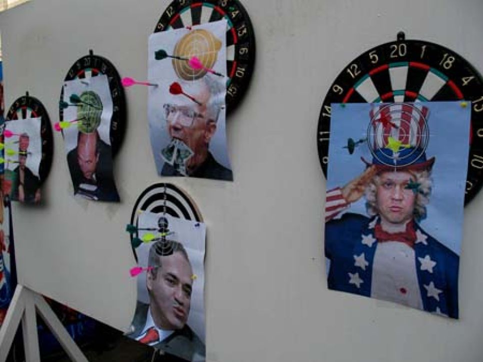 "Молодая гвардия Единой России" устроила
публичное глумление над портретами оппозиционеров у дверей
ветеранского киноклуба, за нападение на который недавно осудили
двоих ее активистов.