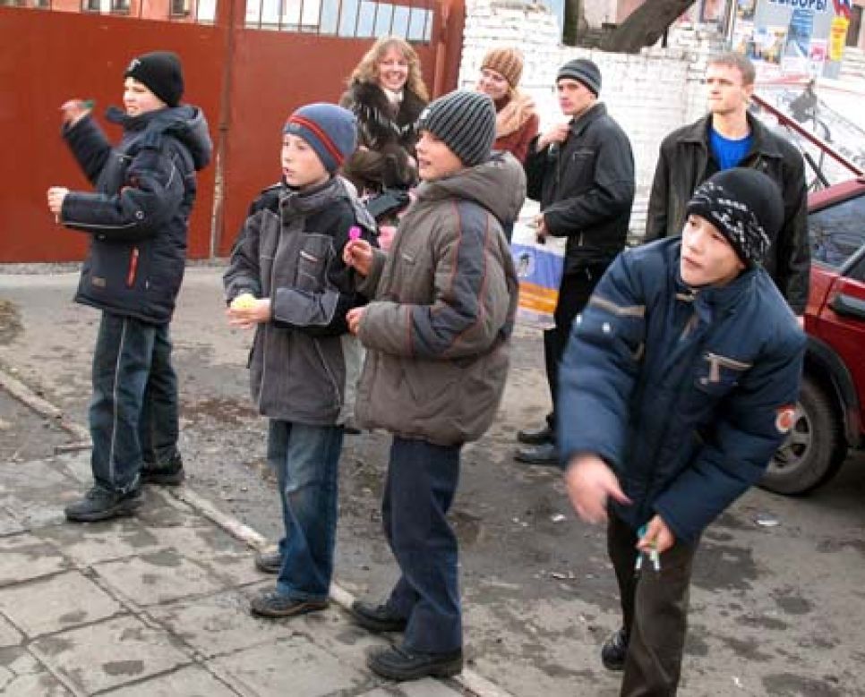 "Молодая гвардия Единой России" устроила
публичное глумление над портретами оппозиционеров у дверей
ветеранского киноклуба, за нападение на который недавно осудили
двоих ее активистов.