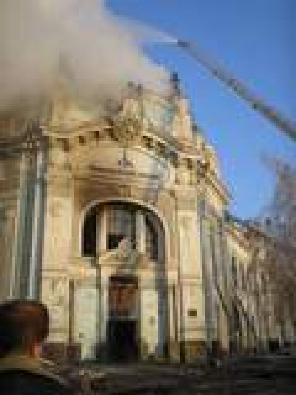 По предварительной версии, пассаж купца Фирсова-Второва в
Бийске сгорел из-за нарушения правил пожарной безопасности при
эксплуатации электроприборов.