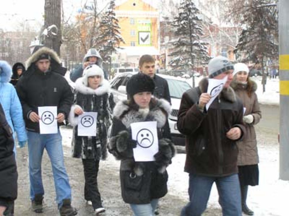 "Робкие пингвины по-барнаульски": участники флэш-моба "в
защиту прав молодежи" недовольно ходили вокруг офиса Юрия
Еремеева...