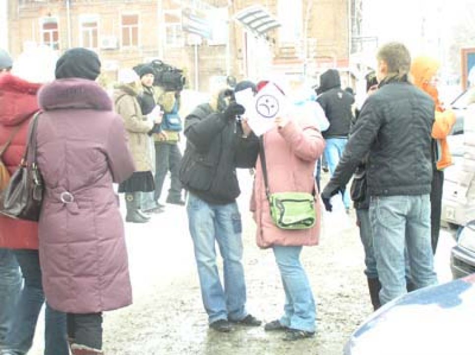 "Робкие пингвины по-барнаульски": участники флэш-моба "в
защиту прав молодежи" недовольно ходили вокруг офиса Юрия
Еремеева...