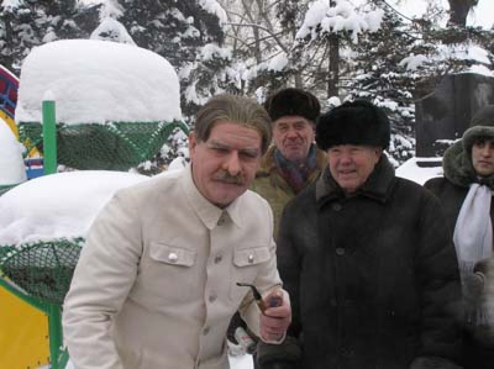 В Барнауле прошла театрализованная акция "Сталин
возвращается!". Фоторепортаж.
