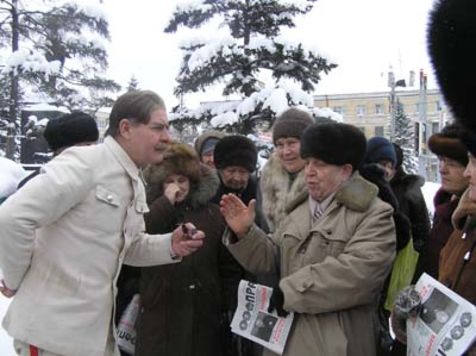 В Барнауле прошла театрализованная акция "Сталин
возвращается!". Фоторепортаж.