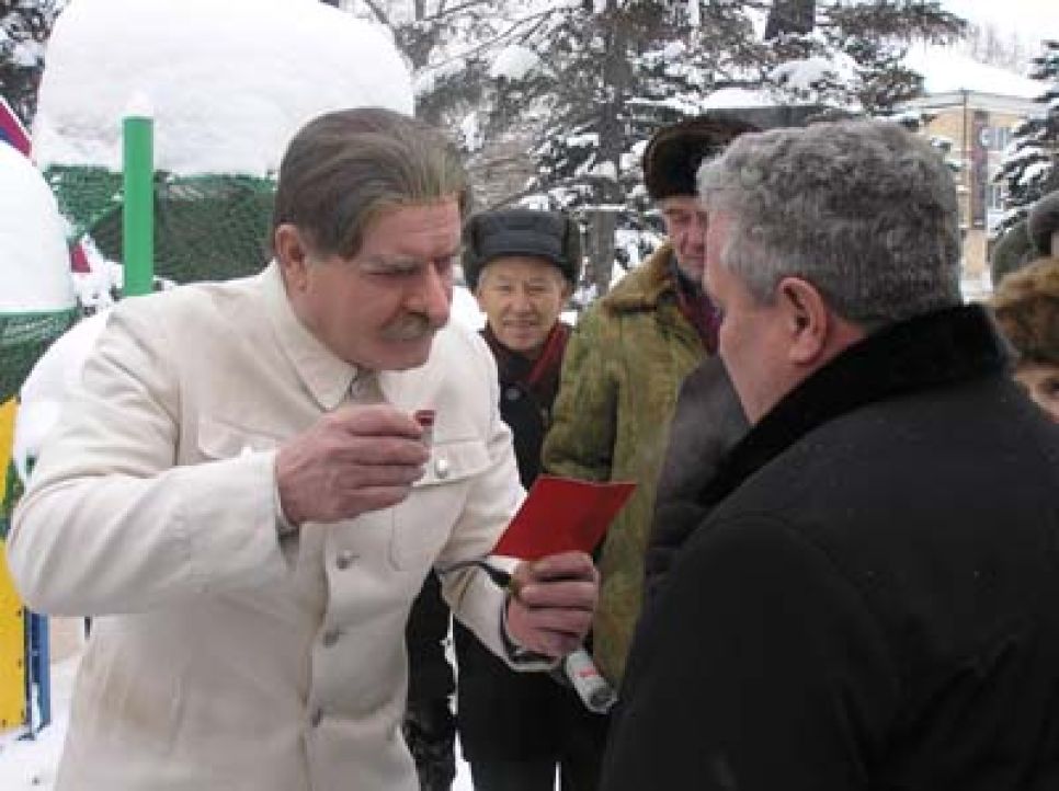 В Барнауле прошла театрализованная акция "Сталин
возвращается!". Фоторепортаж.