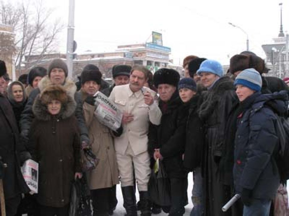 В Барнауле прошла театрализованная акция "Сталин
возвращается!". Фоторепортаж.