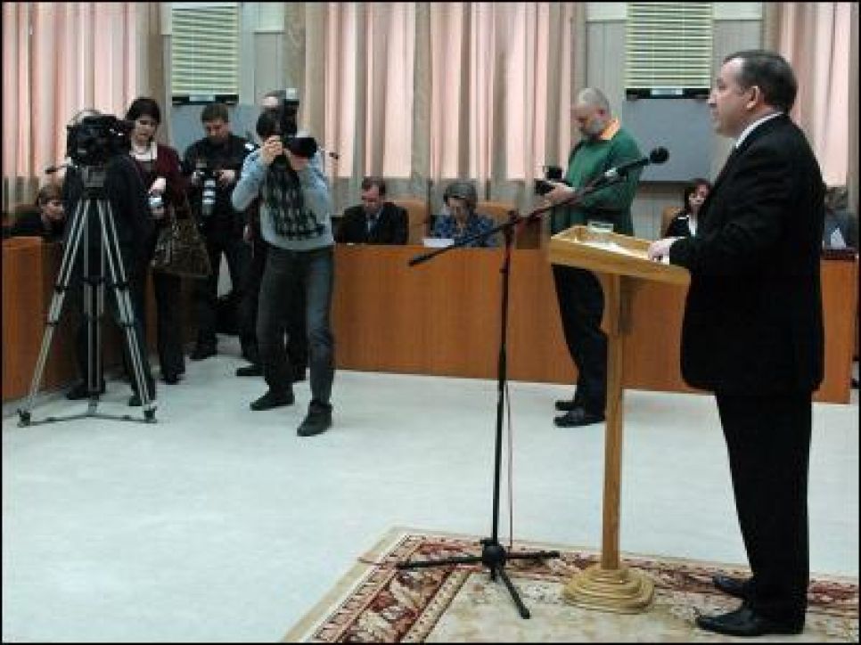 "Кавалер Золотой Звезды": губернатор
Александр Карлин демонстрирует ставший предметом медийной
дискуссии "позитифф".