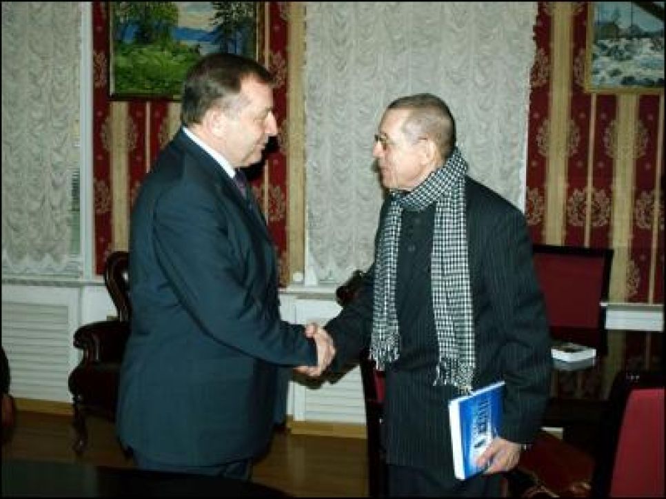 Губернатор Алтайского края пообещал Валерию Золотухину
реконструировать принадлежащие Молодежному театру руины за счет
бюджета?