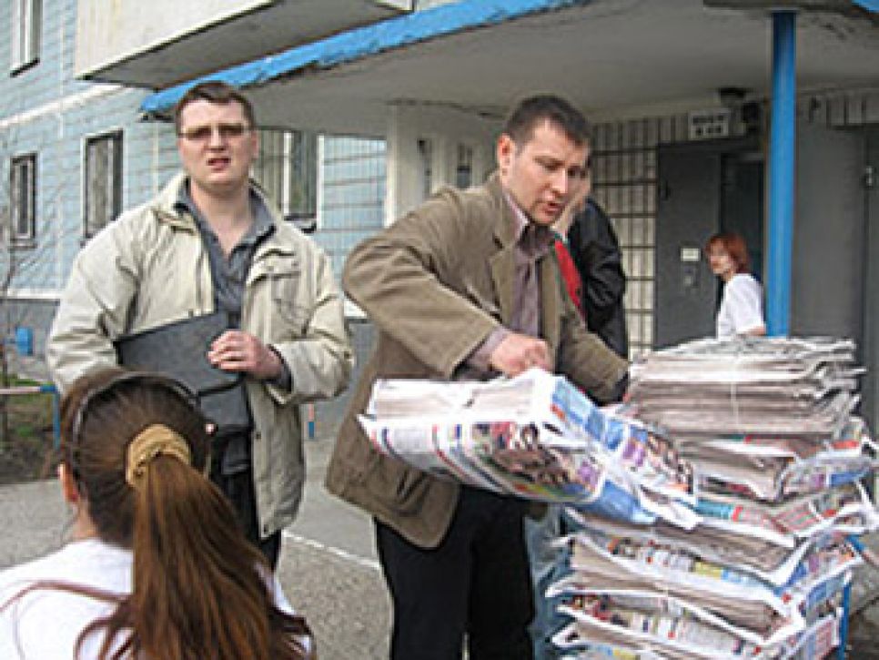 "Коммерсант": "Барнаульский листок"
пройдет вычитку в УБОП - оперативники изъяли газету с критикой
губернатора Алтайского края.