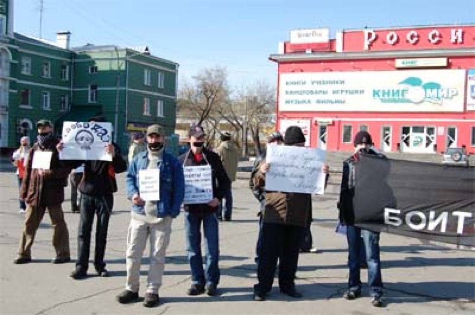 В Барнауле прошла молчаливая акция в защиту свободы слова.