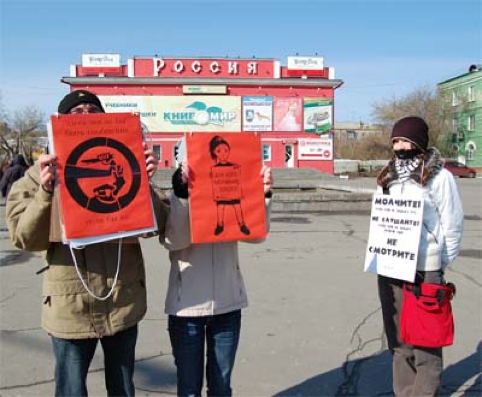 В Барнауле прошла молчаливая акция в защиту свободы слова.
