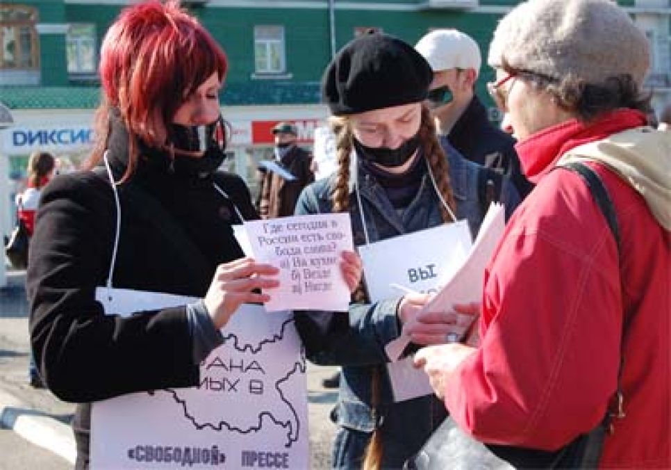 В Барнауле прошла молчаливая акция в защиту свободы слова.